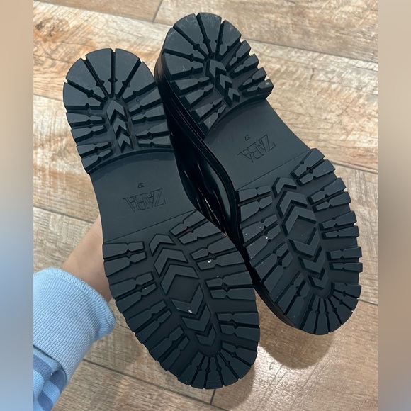 New w/o tags Zara loafers w chunky gold chain, lug sole - Picture 4 of 4